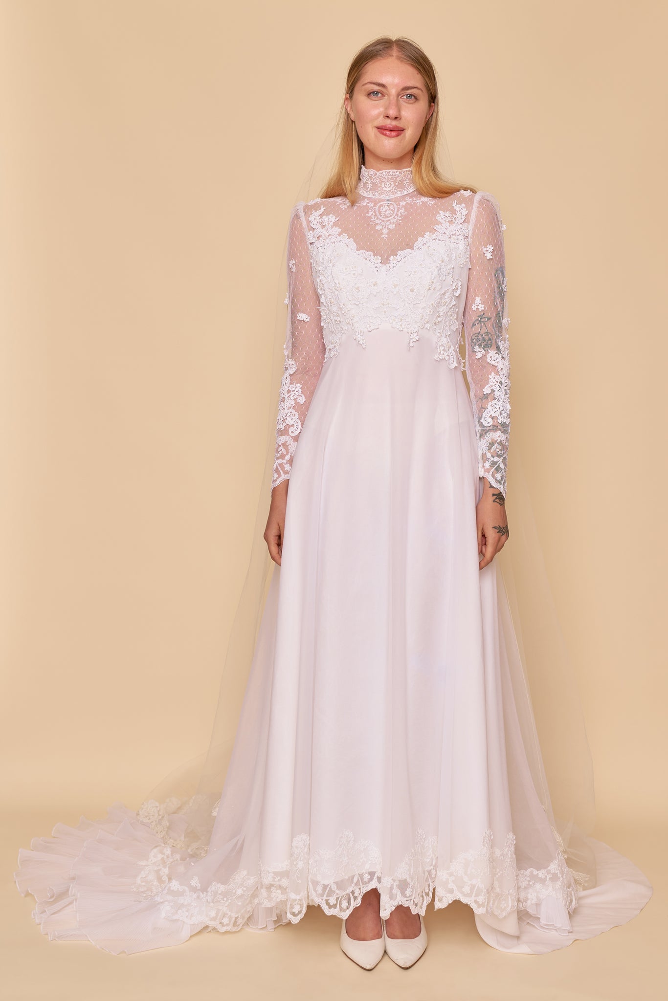 Savannah Lace Gown - M