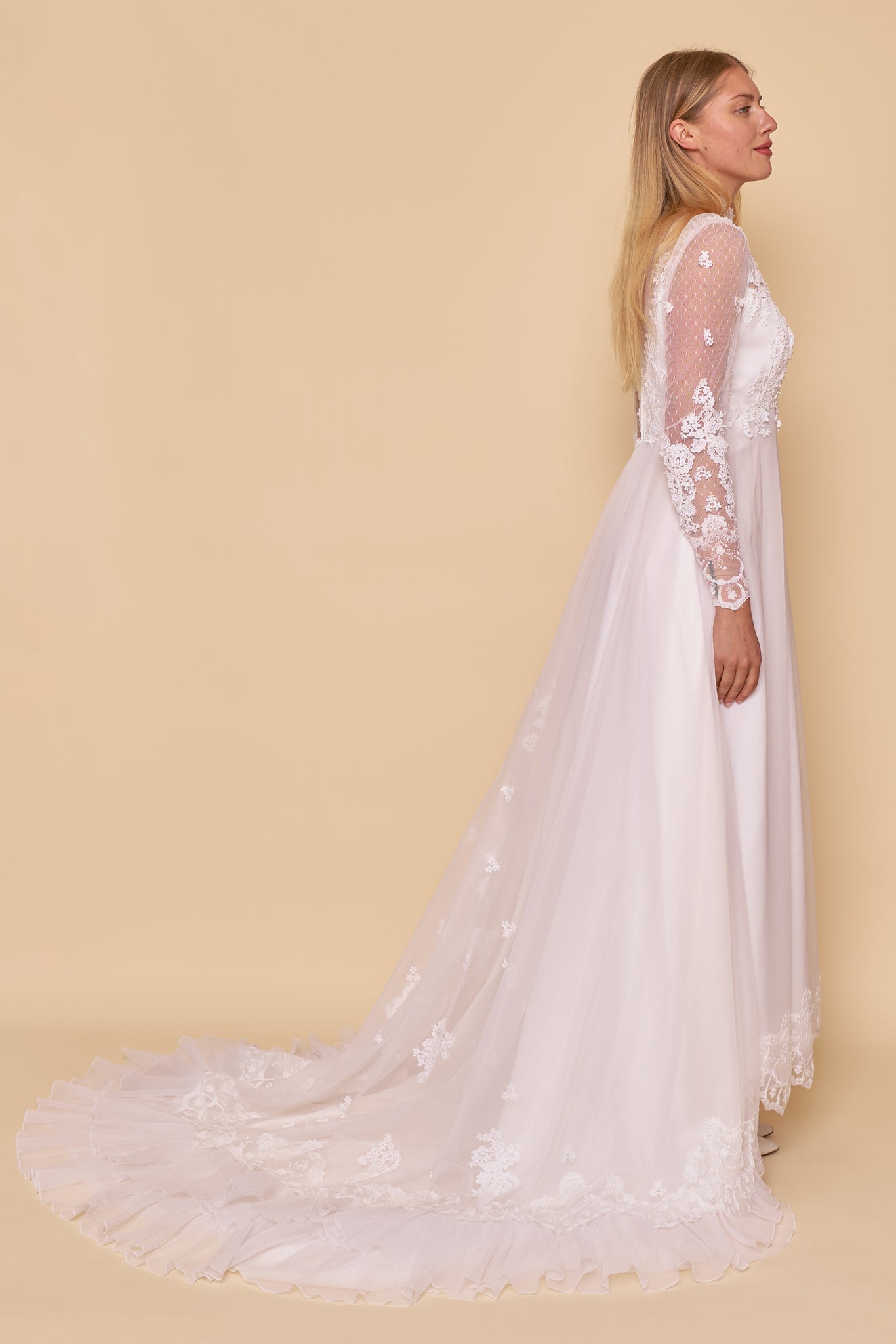 Savannah Lace Gown - M