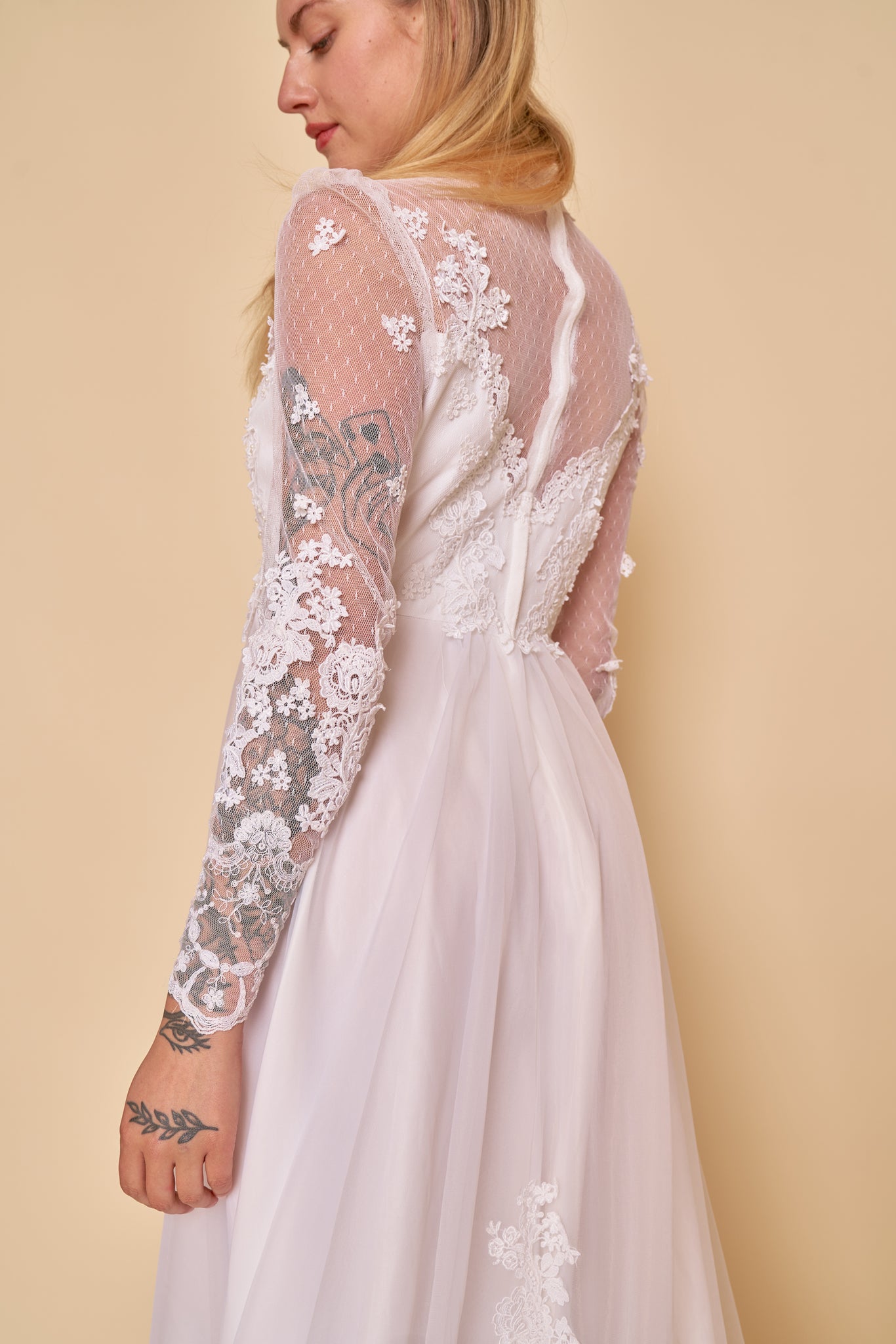 Savannah Lace Gown - M