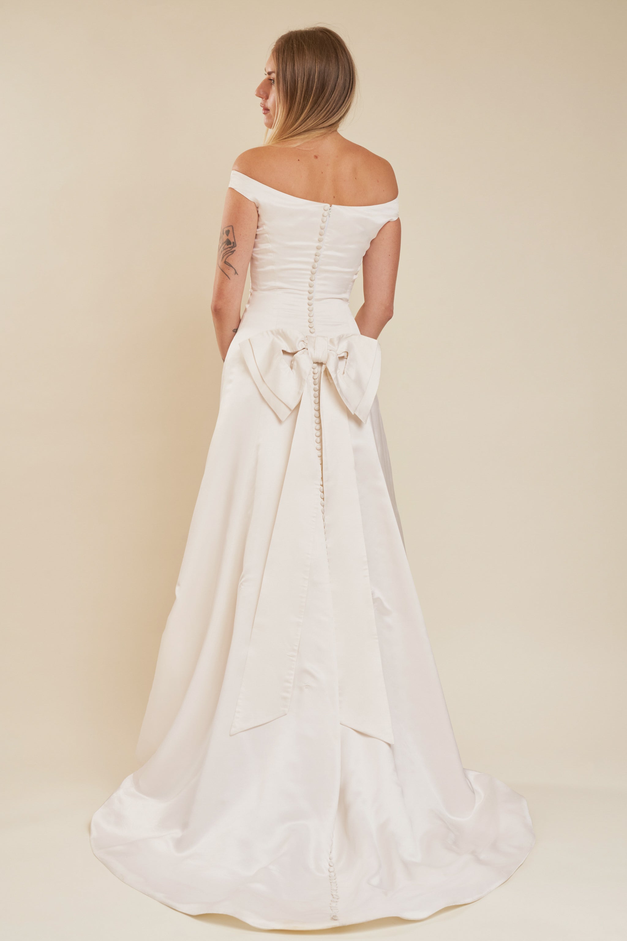 vera wang Lara　US6 Vera Wang Gown - XS – Transplant Vintage