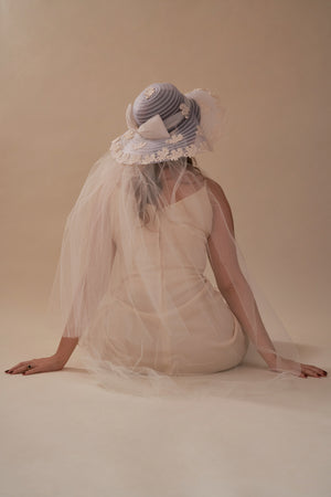 Marianne Hat Veil